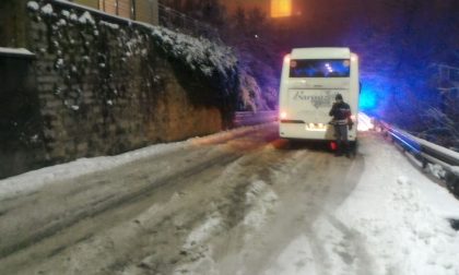 Pullman blocca la strada a San Maurizio D'Opaglio