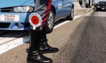 Incidente in corso Vercelli: auto si ribalta sulla carreggiata