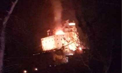 Incendio Sacra San Michele brucia il tetto LE FOTO