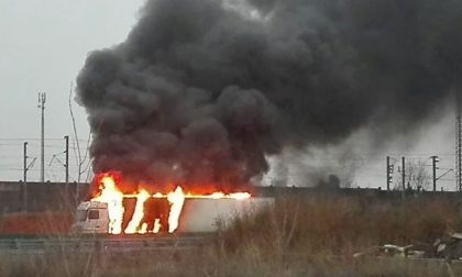 Autocarro divorato dalle fiamme lungo la A4