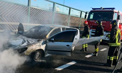 Incendio auto lungo la A4 all'uscita Novara Est