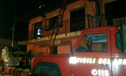 Paura a Maggiora per l'incendio di un tetto - LE FOTO