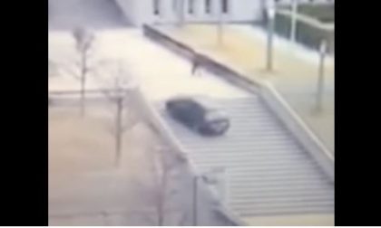 Auto sale la scalinata dell’ospedale: un video da non credere
