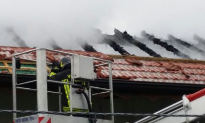 Invorio: attimi di paura per il tetto in fiamme VIDEO