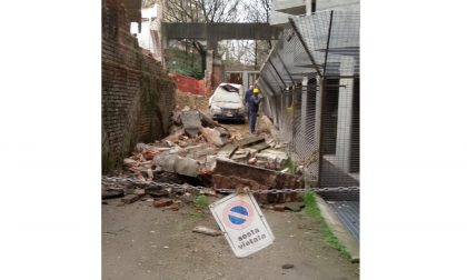 Novara crolla muro sopra a due auto