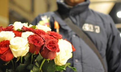 Decine di mazzi di fiori sequestrati a venditori abusivi a Novara