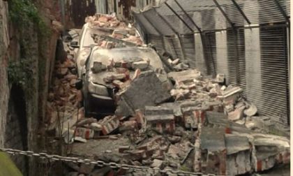 Crolla un muro durante i lavori, due auto distrutte