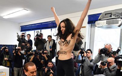 Contestazione al seggio, ragazza nuda contro Berlusconi