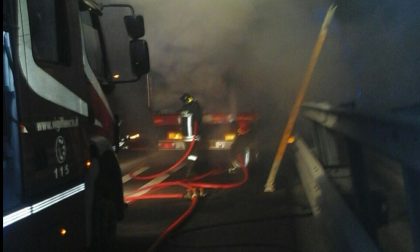 Camion divorato dalle fiamme nella notte a Novara Est