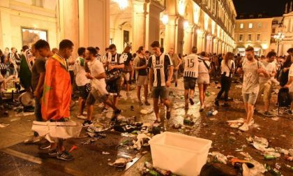 Caos piazza San Carlo: panico scatenato da 8 rapinatori con spray. Arrestati