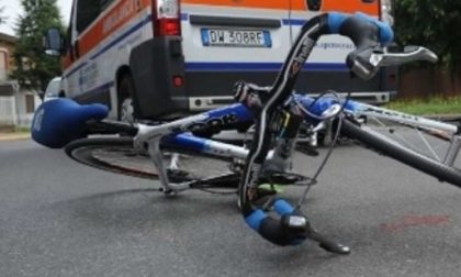 Ciclista centrato da rimorchio: 56enne di Fontaneto in ospedale