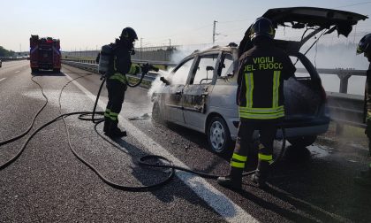 Auto in fiamme sull'autostrada - LE FOTO