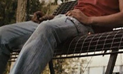 Si masturba seduto sulla panchina del lungolago a Omegna