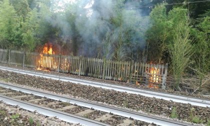 Lesa: bruciano sterpaglie a lato della ferrovia