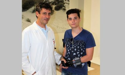 Protesi bionica alla mano per un giovane vercellese: primo caso in Italia
