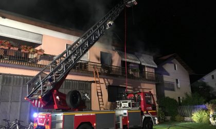 Famiglia bloccata in terrazza a Borgomanero nella casa in fiamme