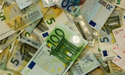 Fermato in treno: nel giornale nascondeva 130mila euro in contanti