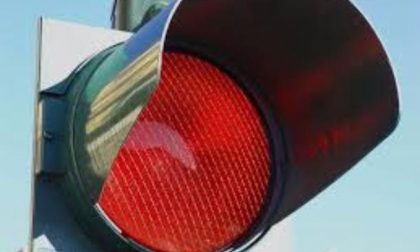 Ubriaco brucia quattro semafori rossi: 1400 euro di multa