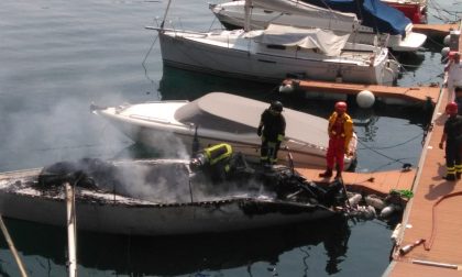 Barca in fiamme nel porto di Solcio di Lesa - LE FOTO