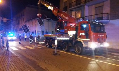 Semaforo caduto a Novara: l'intervento dei vigili del fuoco