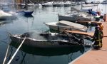 Barca in fiamme in un porticciolo del lago Maggiore