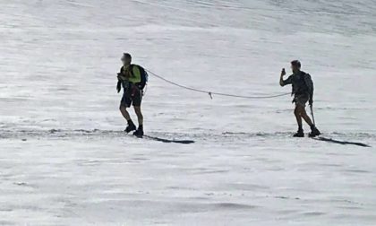 "Alpinisti" in pantaloncini si scattano selfie a 3800 metri