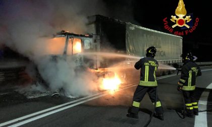 Autoarticolato in fiamme al casello di Novara Ovest