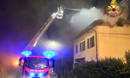 Prende fuoco il tetto di una casa tra Momo e Agnellengo