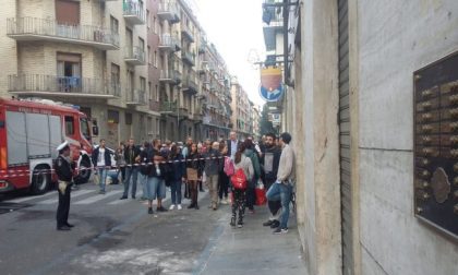 Crolla la scala di un palazzo a Torino: 14 famiglie evacuate LE FOTO