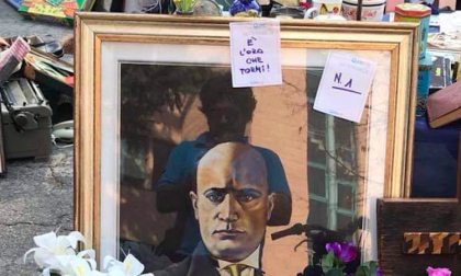 Espone quadro di Mussolini al mercatino delle pulci: espulso per due mesi