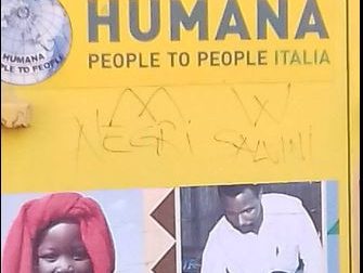 Scritte razziste sul contenitore Humana di Castelletto