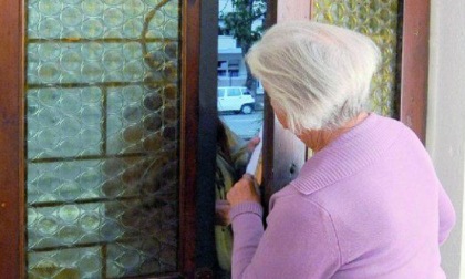 Cerano tentano di entrare in casa di un anziano: truffatrici fermate