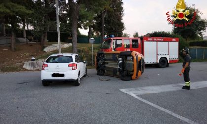 Incidente a Gozzano: due persone incastrate nell'auto ribaltata