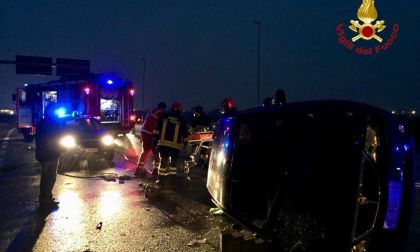 Auto ribaltata a Novara: 3 persone incastrate