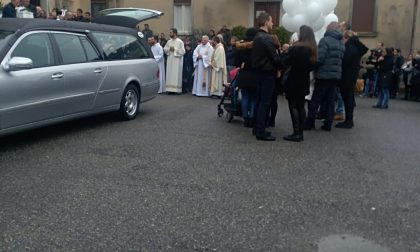 Una folla commossa ai funerali del piccolo Mattia