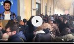 Frank Matano e Cannavacciuolo al Bistrot di Novara: una folla all'esterno VIDEO