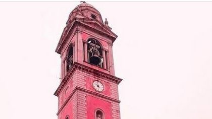 Domenica campanile di Castelletto si illumina di rosso contro la violenza sulle donne