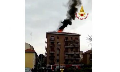 Paura a Novara: a fuoco tetto di una palazzina