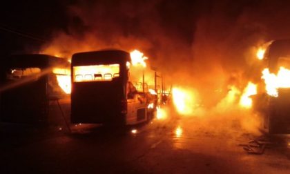 Fiamme distruggono 7 bus del Gruppo Trasporti Torino | FOTO e VIDEO