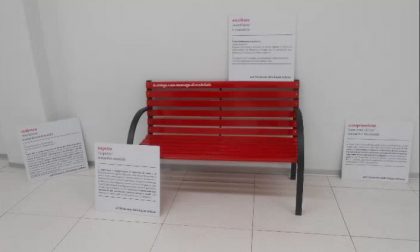 Meina inaugura una panchina rossa contro la violenza sulle donne