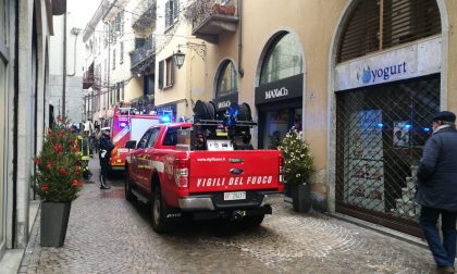 Arona a fuoco due contatori Enel sul Corso: paura per una bimba