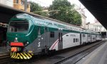 Uomo cammina sui binari della ferrovia lungo la Cossato-Novara