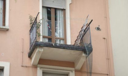 Ringhiera cede, donna precipita dal balcone della sua abitazione