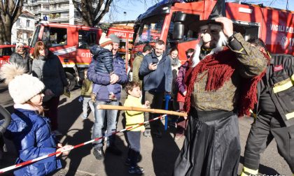 La Befana arriva dall'alto con i Vigili del Fuoco