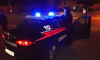 Reagiscono ai controlli dei carabinieri: denunciati