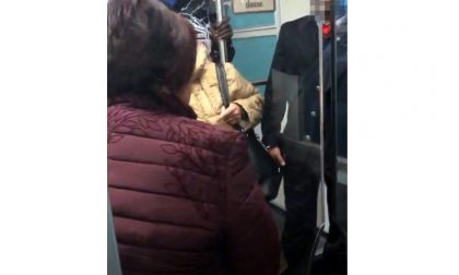 Insulti razzisti sul treno per Torino: “Vai via, schifosa” VIDEO