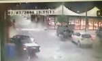 Auto sfonda il muro del bar mentre il locale è strapieno - VIDEO