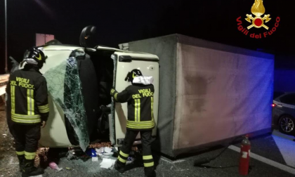 Castelletto camion si ribalta: autista morto