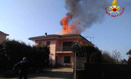 Paura a Castelletto: a fuoco il tetto di una casa