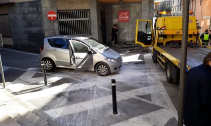 Castelletto Ticino: auto a fuoco in pieno centro